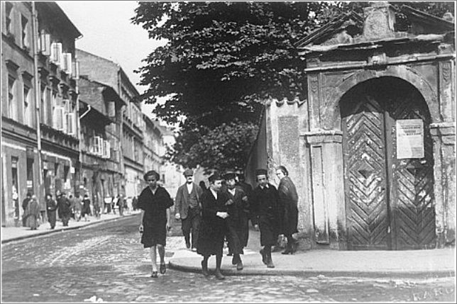 A group of Jewish children cross a street in Kazimierz